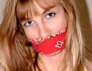 Gag-overthemouth-lorelei-kibf903.jpg